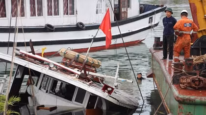 Tàu du lịch suýt chìm tại cảng
