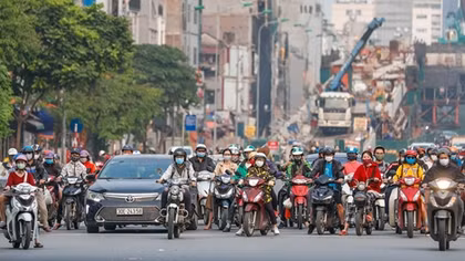 Người dân ào ra đường ngày thứ 9 trong thời gian cách ly phòng chống dịch