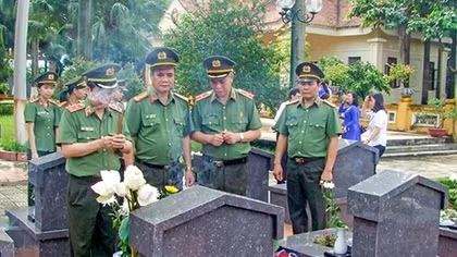 Dâng hương tưởng niệm Chủ tịch Hồ Chí Minh và tri ân các Anh hùng, liệt sỹ