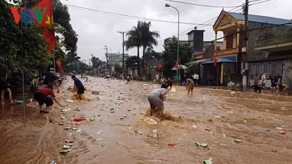 Mưa lũ lịch sử tại Mai Sơn, dân cuống cuồng chạy thoát thân