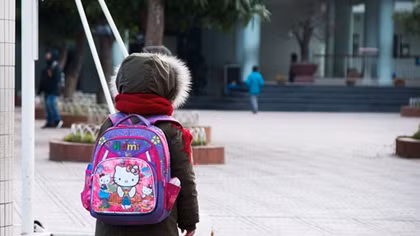 Học sinh Hà Nội trùm kín mít đi học dưới trời rét 11 độ