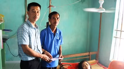Trao tiền bạn đọc Báo CAND hỗ trợ chị Hồ Thị Hường