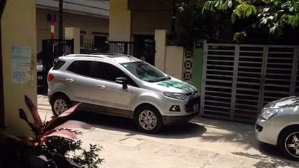 Sốc với hành vi trả thù của người phụ nữ với xế hộp đỗ ẩu