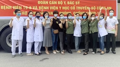 Xúc động hình ảnh y, bác sĩ CAND xuất quân chi viện Bắc Giang