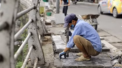 Vỉa hè Hà Nội được "thay áo" bằng gạch bê tông vân đá