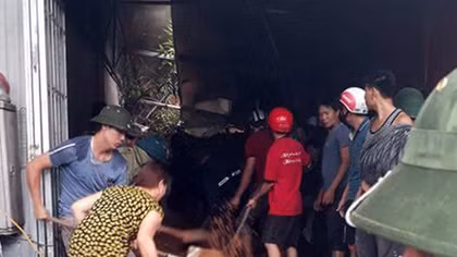 Lở đất sau mưa, quán internet bị vùi lấp ở Hà Giang