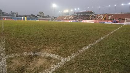 V.League 2021: Mặt sân trở thành tâm điểm chỉ trích