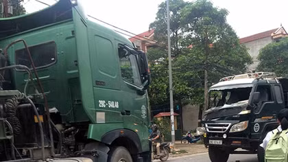 2 xe tải nát đầu trên đường Hồ Chí Minh