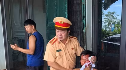 Trưởng phòng CSGT đập kính, cứu tài xế bị mắc kẹt do tai nạn