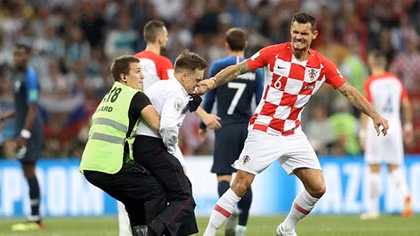 Chung kết World Cup bị gián đoạn bởi Fan cuồng quá khích