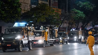 Cận cảnh bộ đội hóa học phun khử trùng toàn diện BV Bạch Mai