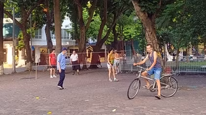 Người dân Hà Nội vẫn ra đường tập thể dục bất chấp lệnh cấm