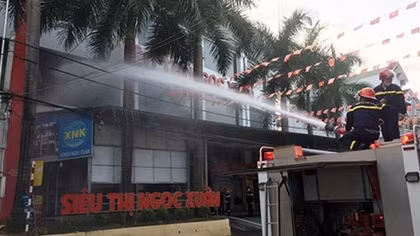 Cháy lớn tại Siêu thị Ngọc Xuân ở TP Cao Bằng 