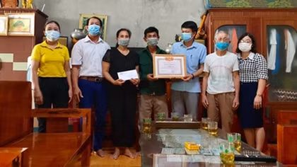 Vợ chồng đánh cá kịp thời cứu 4 thanh niên đuối nước