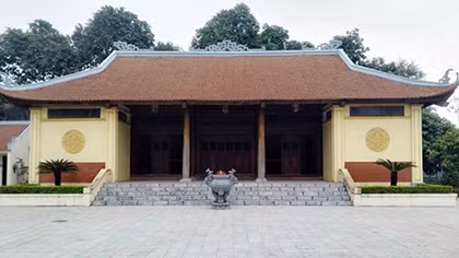 Làng có bốn ngôi đền