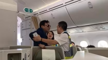 Khách thương gia “sàm sỡ” cô gái trên máy bay bị phạt 10 triệu đồng