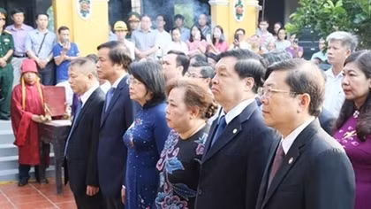 Dâng hương tưởng nhớ cụ Bùi Bằng Đoàn tại quê hương