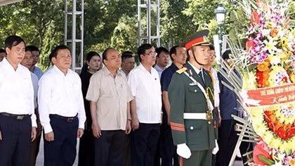 Thủ tướng Chính phủ dâng hương tưởng nhớ các Anh hùng Liệt sĩ tại Thành cổ Quảng Trị