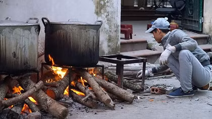 Người Hà Nội nổi lửa luộc bánh chưng ngày giáp Tết