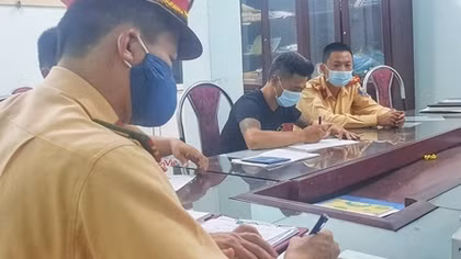 Đi ngược chiều "đón người nhà" trên cao tốc, tài xế bị phạt 17 triệu đồng