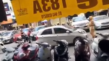 Lái xe ô tô đâm CSGT trên đường Phùng Hưng rồi bỏ chạy
