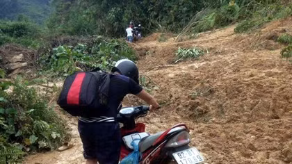 Nhánh hoa rừng tặng thầy cô giáo bám bản