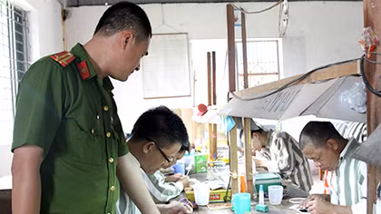 Tình người quản giáo