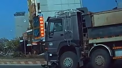 Thanh niên thoát chết thần kỳ dù bị cuốn vào gầm xe tải