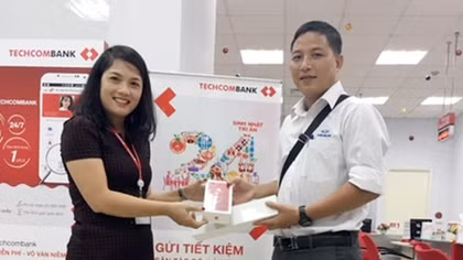 Ngân hàng Techcombank trao thưởng chương trình “Gửi tiết kiệm săn táo đỏ, lái xe sang” 