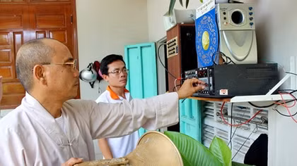 Gặp người tự chế hệ thống loa cảnh báo tàu hỏa ở Phú Yên