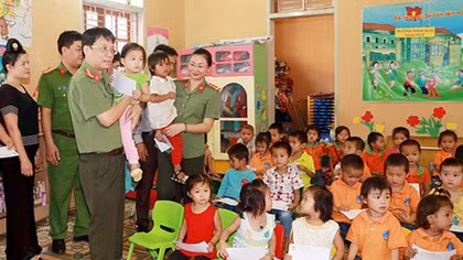 Món quà của bé Tuệ Minh đã được trao tận tay các bạn học sinh vùng lũ Sơn La