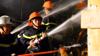 ​Chiến sĩ tối đi cứu hỏa, sáng đi thi