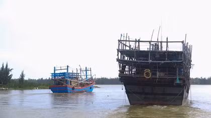 Hàng ngàn tàu cá bị "giam" trong bến do cửa biển bồi lấp
