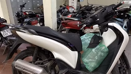 Sau 11 năm ngỡ ngàng nhận lại xe từ cảnh sát 141