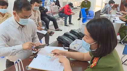 Người dân vui mừng khi được cấp thẻ CCCD gắn chíp điện tử