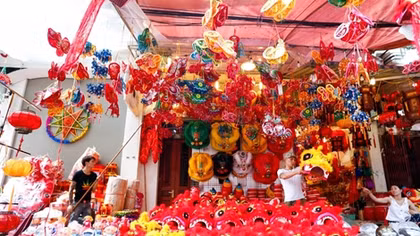 Đồ chơi trung thu truyền thống rực đỏ phố Hàng Mã