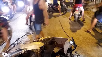 Xe điên cuốn xe máy nát bươm như bị nổ bom trên đường phố Hà Nội