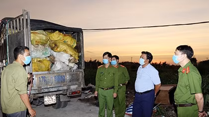 2 tấn xương động vật đang phân hủy trên xe ô tô bị phát hiện