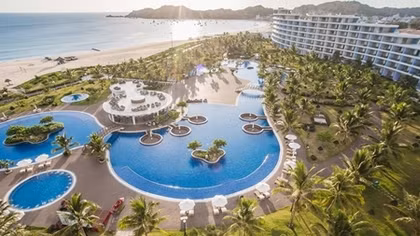 Gia đình Việt săn kỳ nghỉ 5 sao tại resort gần nhà