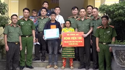 Từ chỉ đạo của Bộ trưởng Tô Lâm, cháu bé 6 tuổi mắc bệnh lạ được Bệnh viện 19-8 đón về Hà Nội chữa trị