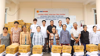 100 tấn gạo từ Vietbank được trao tặng đến các gia đình gặp khó khăn