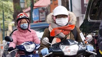 Người Hà Nội co ro trong ngày đi làm đầu năm mới