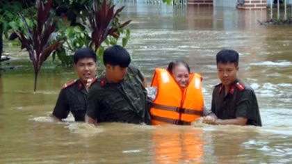 Lực lượng Công an giúp dân khắc phục mưa lũ