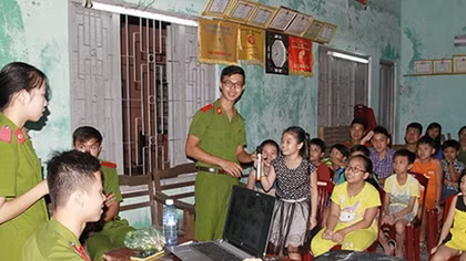 Sinh viên cảnh sát dạy tiếng Anh miễn phí cho các em nhỏ