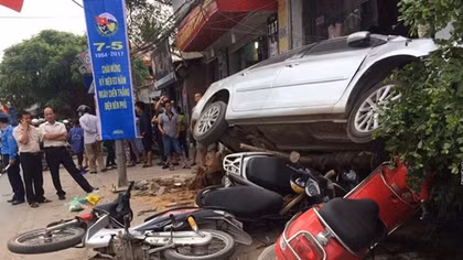 Vios mất lái, hạ gục nhiều xe máy và cây xanh