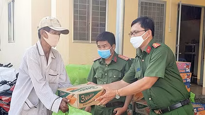 Công an xã quyên góp nhu yếu phẩm và may khẩu trang cho người nghèo 