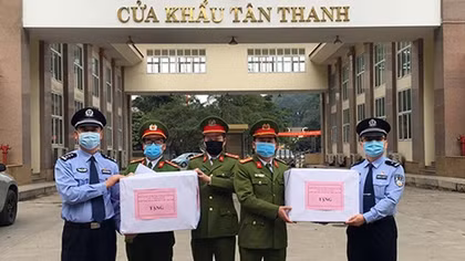 Công an Lạng Sơn tặng khẩu trang cho Công an Quảng Tây, Trung Quốc