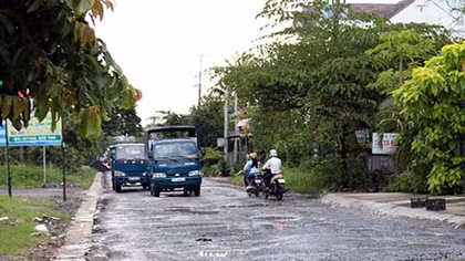 Xe ô tô “né” trạm thu phí “cày” nát đường nông thôn