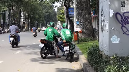  “Cuộc chiến” giữa tài xế xe ôm truyền thống với lái xe công nghệ
