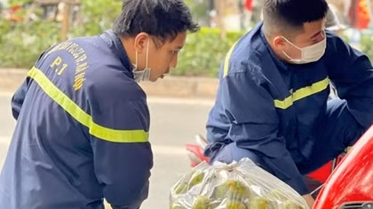 Thanh niên Công an quận Ba Đình giúp bà con Nghĩa Yên tiêu thụ quýt